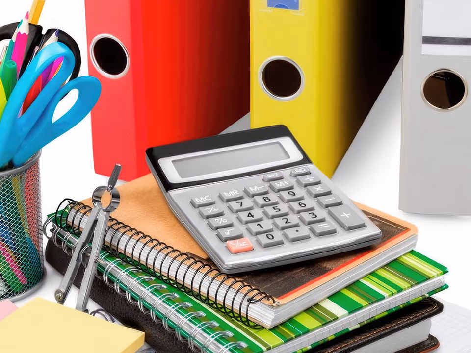 Biblioratos, calculadora, cuadernos y útiles de librería