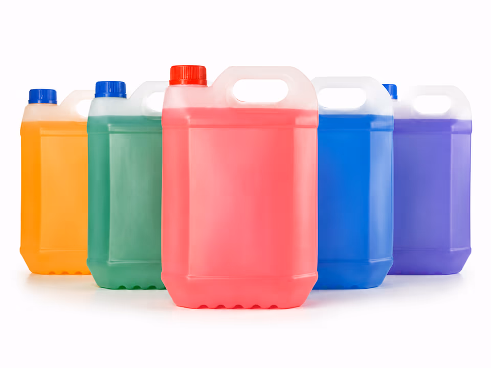 Bidones de productos químicos de limpieza de colores