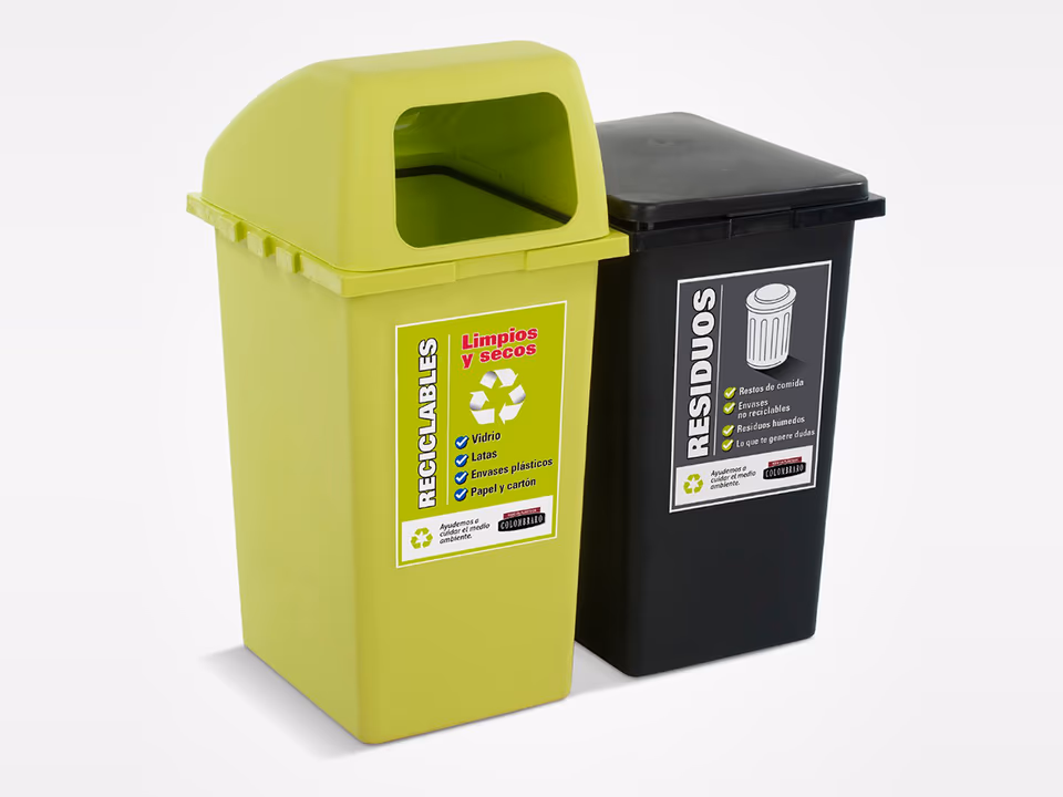 Recipientes para residuos con tapa, reciclables y comunes